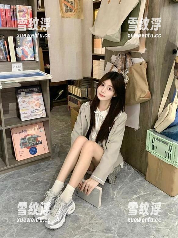 夜深了，吃瓜不打烊的入口依然灯火通明，八卦不停歇。